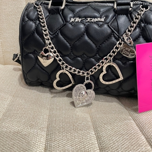 🔹️Betsey Johnson🔹 Black Heart Quilted Medium Barrel Satchel XOJEAN Chain Skull - Picture 2 of 6